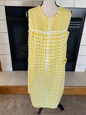 NWOT Easy Essentials Vintage Gingham Plaid Duster House Dress Zip Front, Sz M